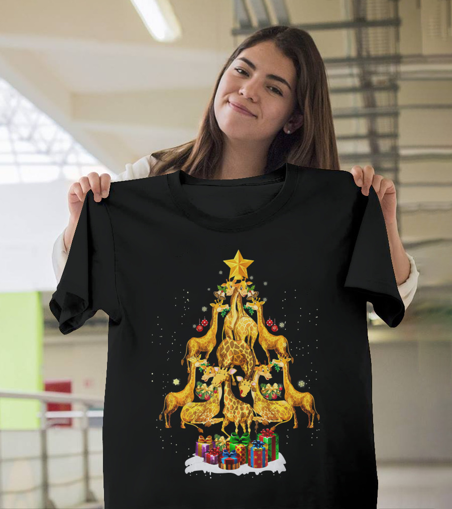 Giraffe Christmas Tree Pyramid with Star and Gifts T-Shirt
