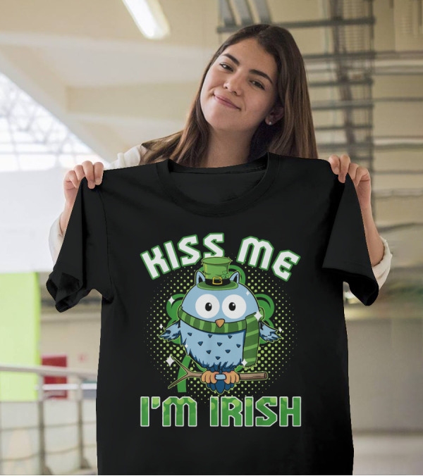 St. Patricks Day Kiss Me I'm Irish Owl With Green Hat And Scarf T-Shirt