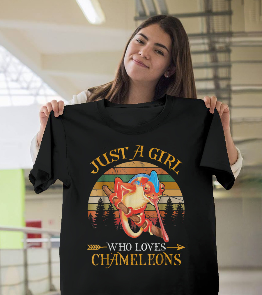 JUST A GIRL WHO LOVES CHAMELEONS WITH COLORFUL CHAMELEON AND FOREST BACKGROUND T-Shirt