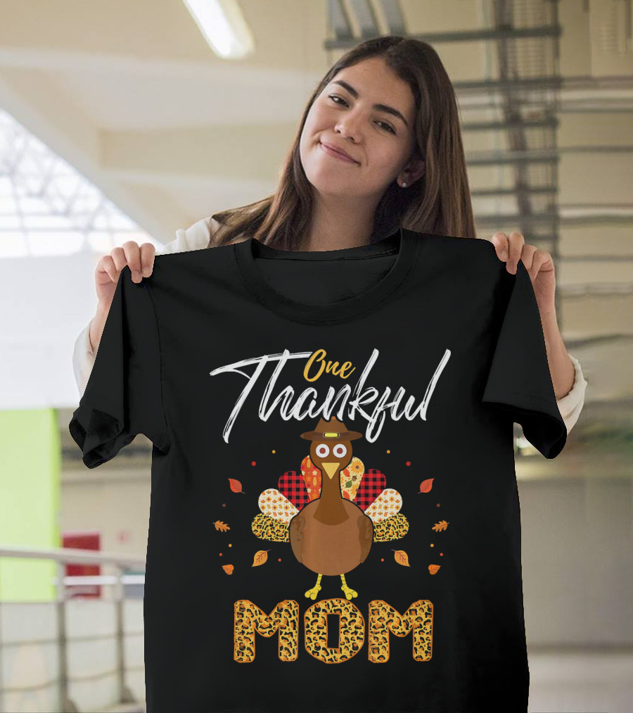 One Thankful Mom Thanksgiving Turkey Plaid Fall Leaves T-Shirt