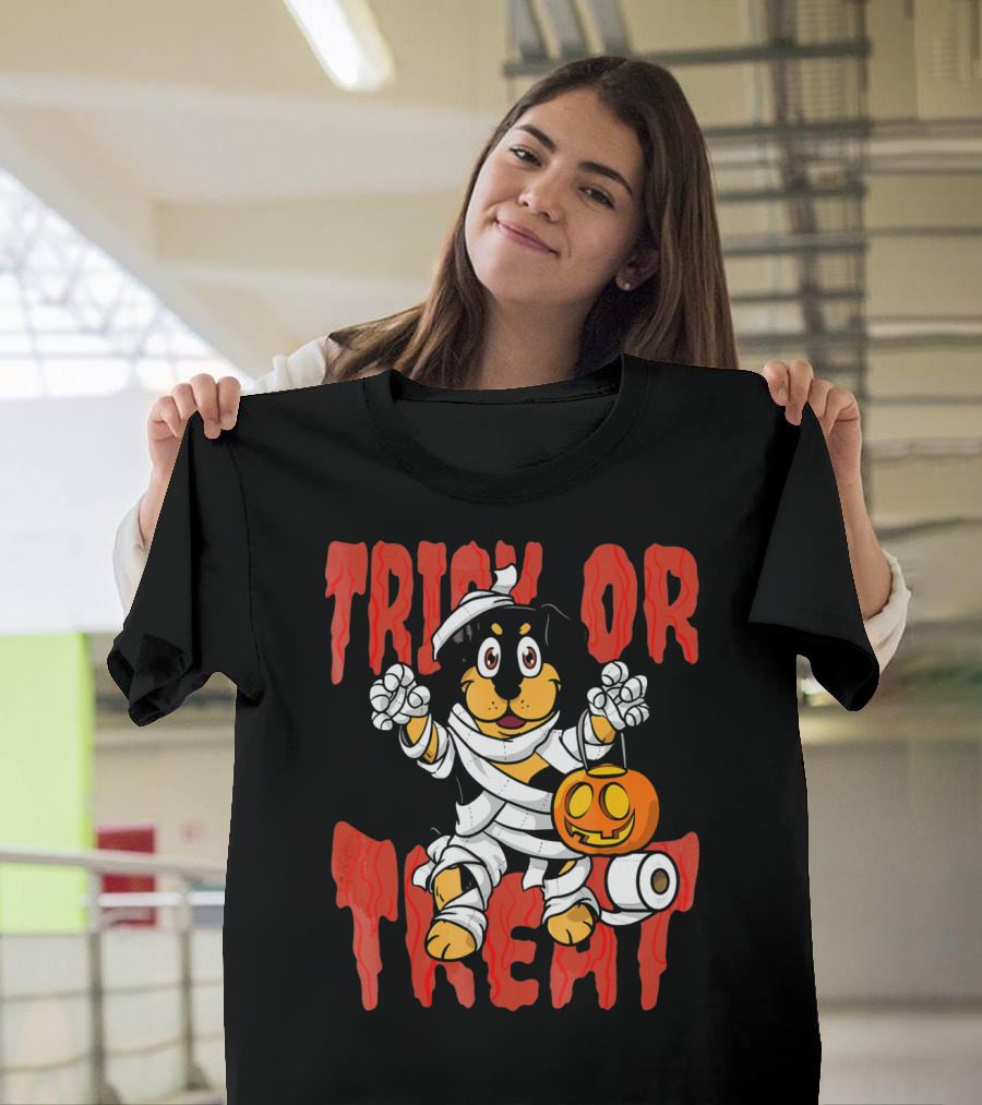 Trick Or Treat Rottweiler Mummy with Pumpkin Lantern T-Shirt