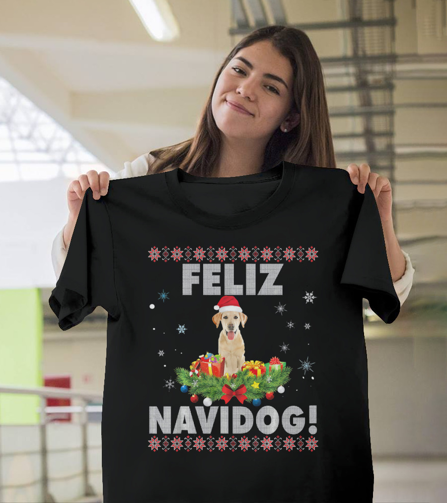 Feliz Navidog Labrador Retriever Santa Hat Christmas Wreath Snowflakes Gifts T-Shirt