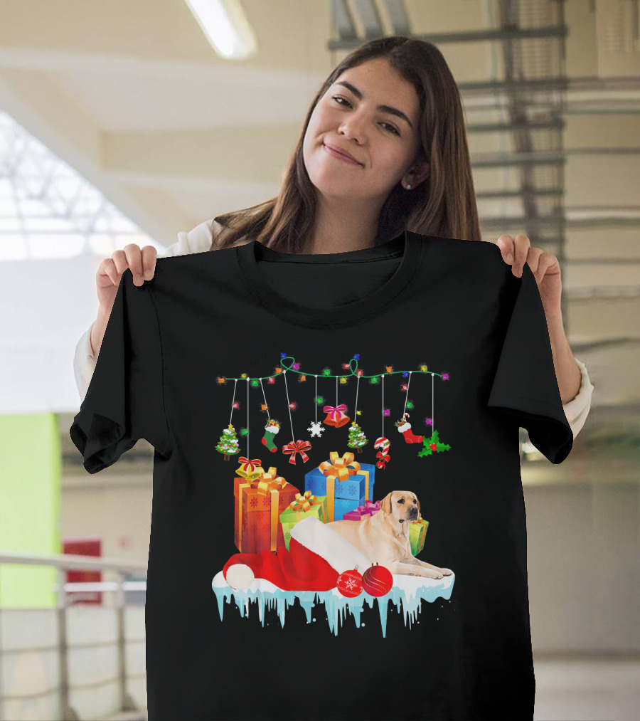 Labrador Retriever Santa Hat Christmas Presents and Holiday Decorations T-Shirt