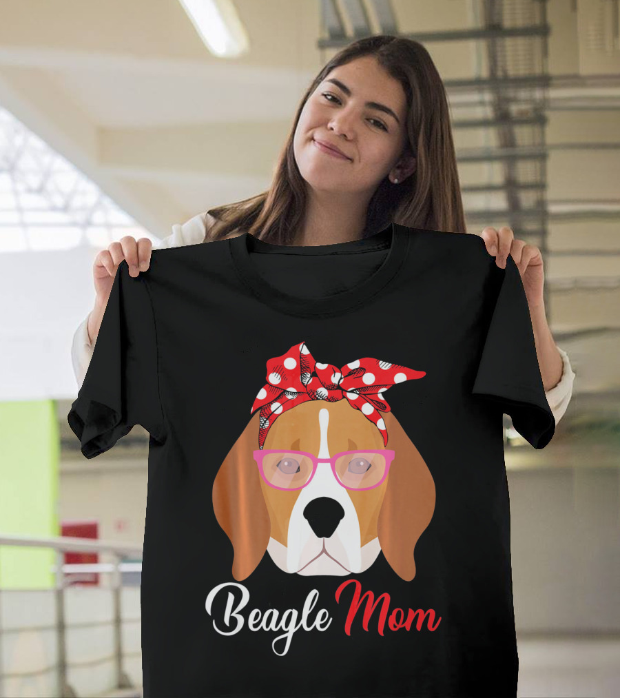 Beagle Mom for Dog Lovers Mothers with Glasses and Red Polka Dot Bandana T-Shirt