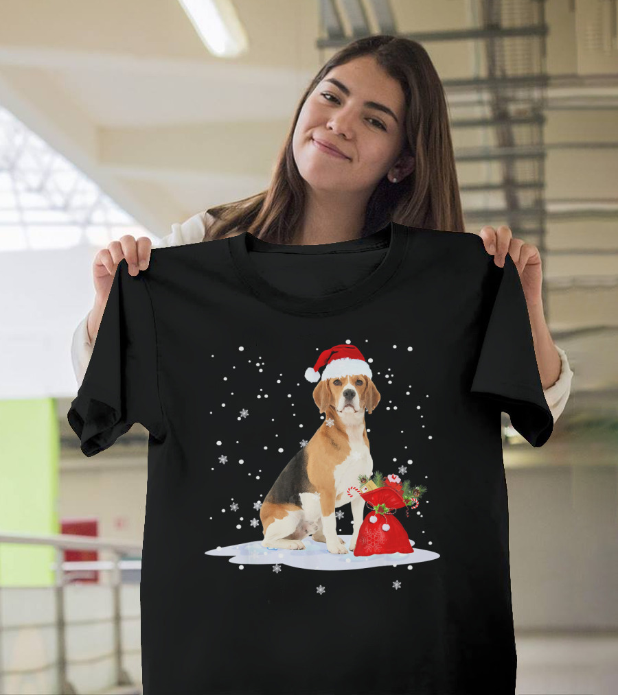 Beagle in Santa Hat with Snowflakes and Red Gift Bag on Christmas Snowy Background T-Shirt