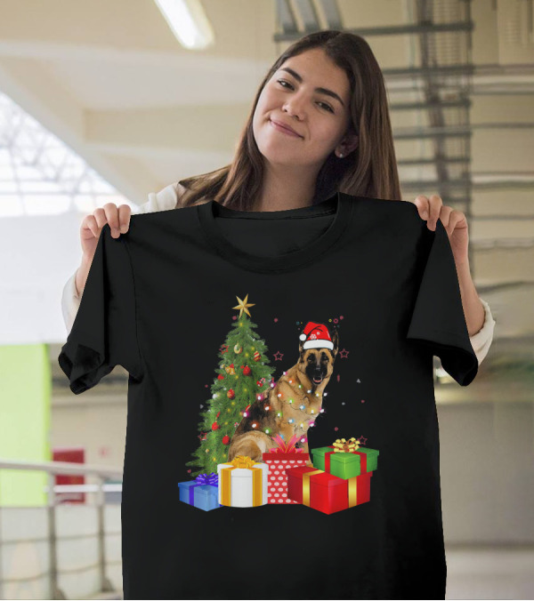 Santa Hat German Shepherd With Christmas Tree And Gifts T-Shirt