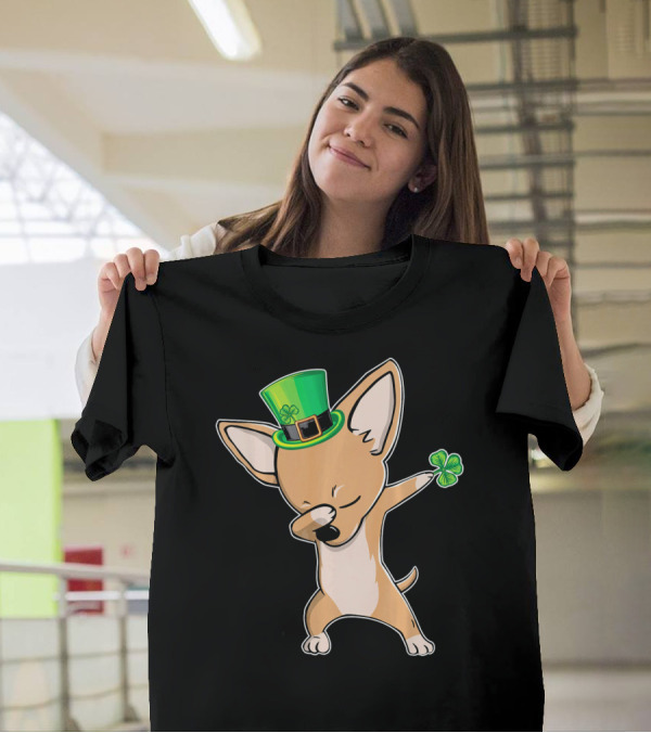 Funny Chihuahua Dabbing Dance St Pat's Day Leprechaun Hat Clover T-Shirt