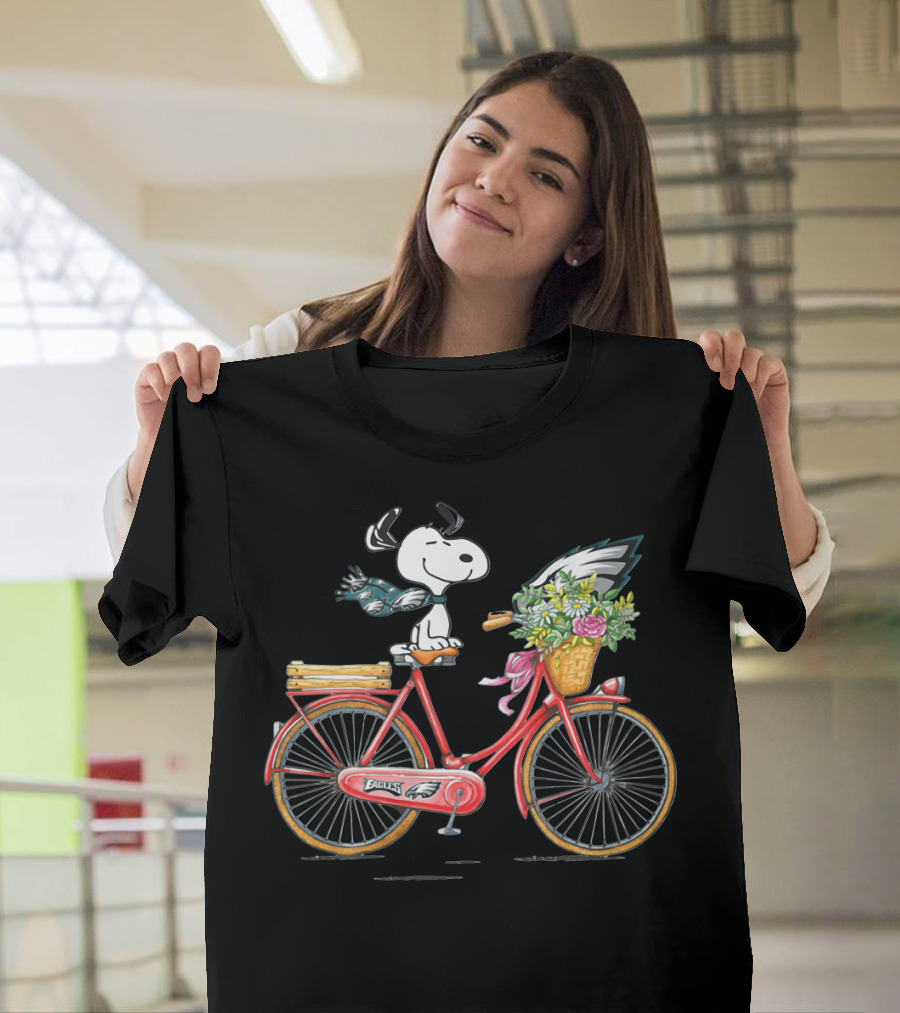 Philadelphia Eagles Snoopy Bicycle Ride With Flowers And Scarf T-Shirt