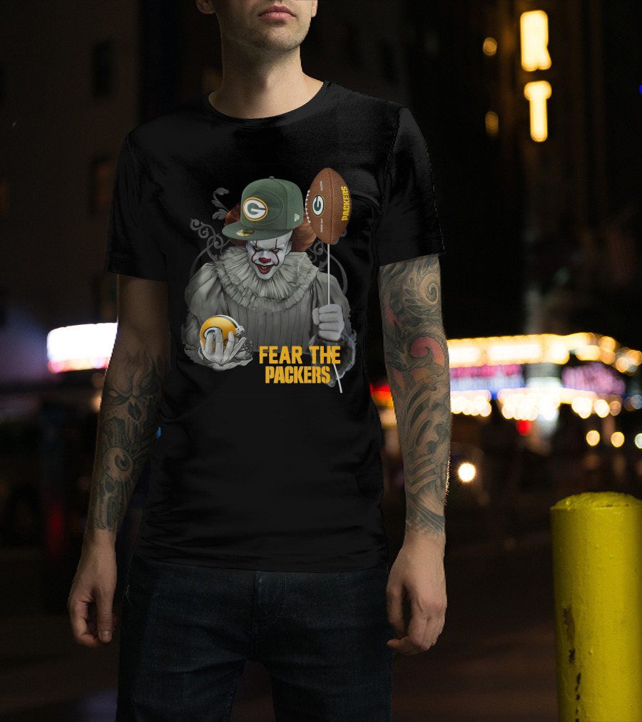 Pennywise Holding Green Bay Packers Balloon And Helmet Fear The Packers T-Shirt