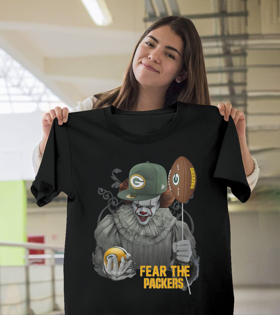 Pennywise Holding Green Bay Packers Balloon And Helmet Fear The Packers T-Shirt