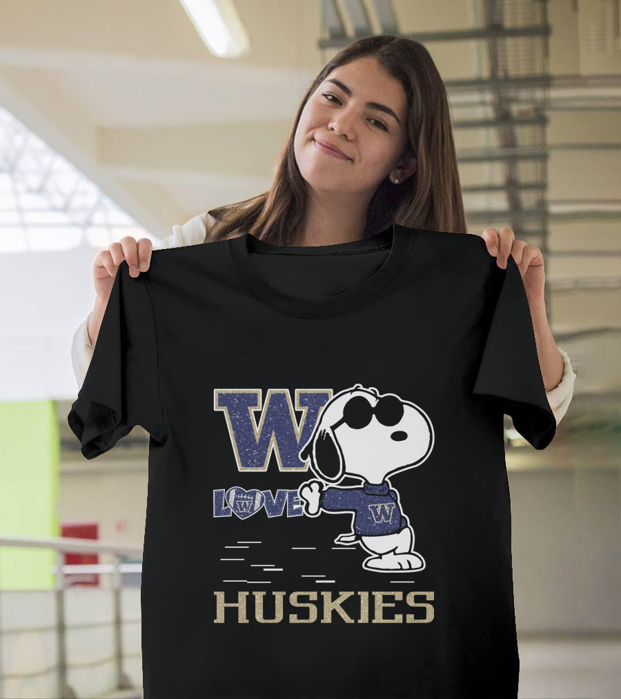 Snoopy Loves Washington Huskies Football With W T-Shirt