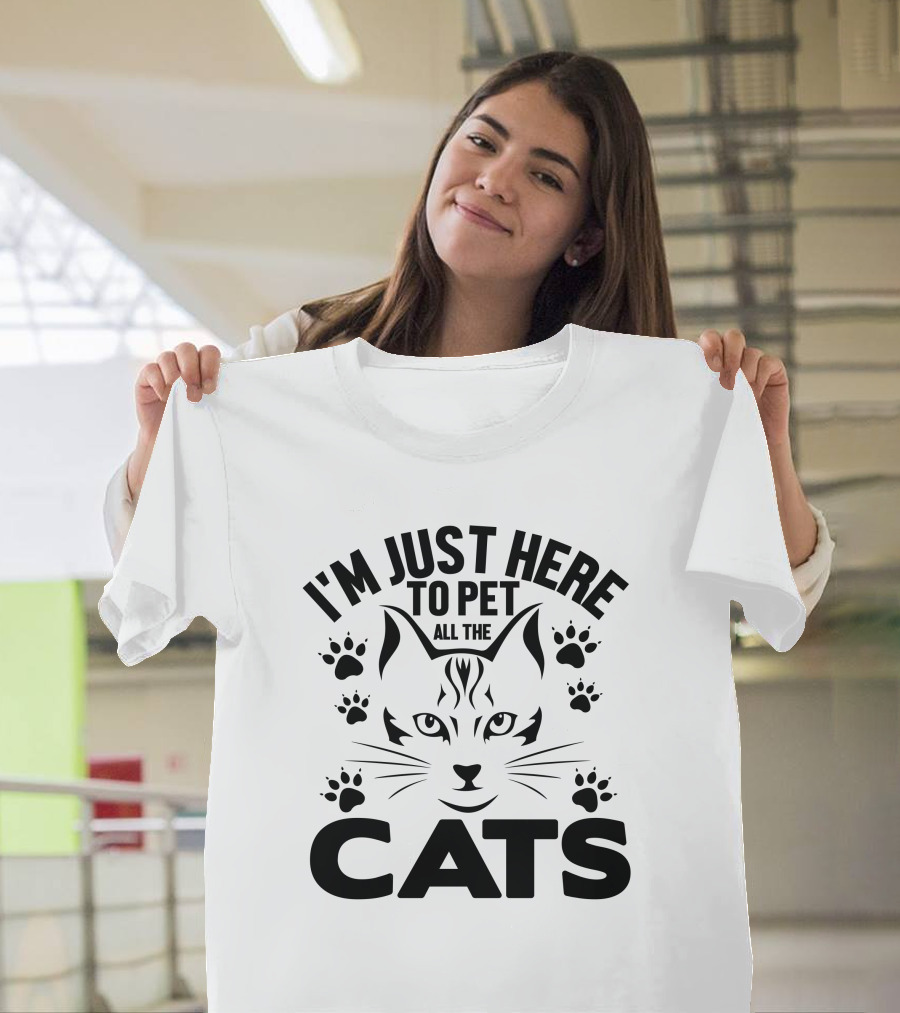 I'M JUST HERE TO PET ALL THE CATS PAW PRINTS CAT FACE T-Shirt