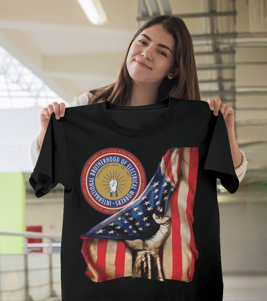 INTERNATIONAL BROTHERHOOD OF ELECTRICAL WORKERS ORGANIZED NOV 28 1891 AMERICAN FLAG HAND FIST STRIPED IBEW NXTM139 T-Shirt