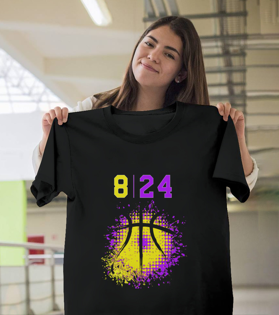 8 24 Basketball August Birthday T-Shirt