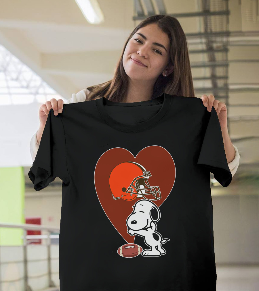 Cleveland Browns Snoopy Heart Football Helmet Hug T-Shirt
