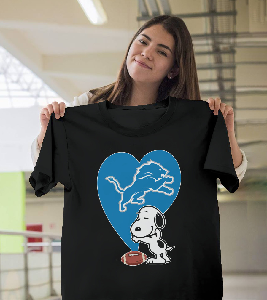 Detroit Lions Snoopy Heart Balloon Football Hug T-Shirt