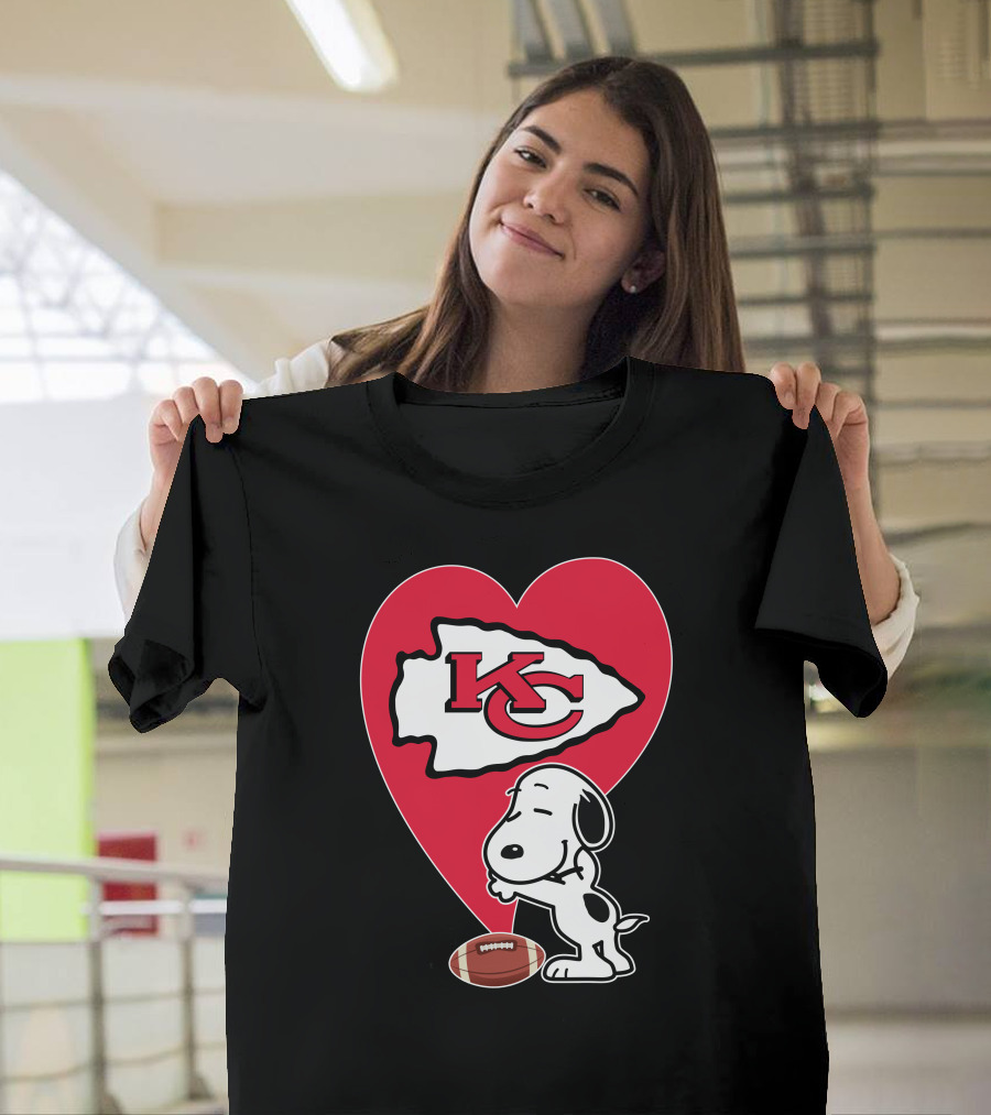 Kansas City Chiefs Heart Snoopy Football Hug T-Shirt