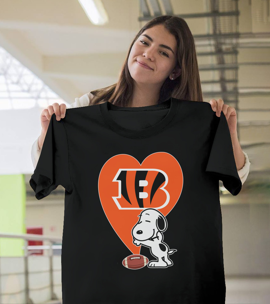 Cincinnati Bengals Snoopy Heart Football Hug T-Shirt