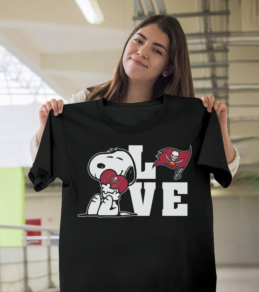 Snoopy Hugging Tampa Bay Buccaneers Heart With Love And Flag T-Shirt