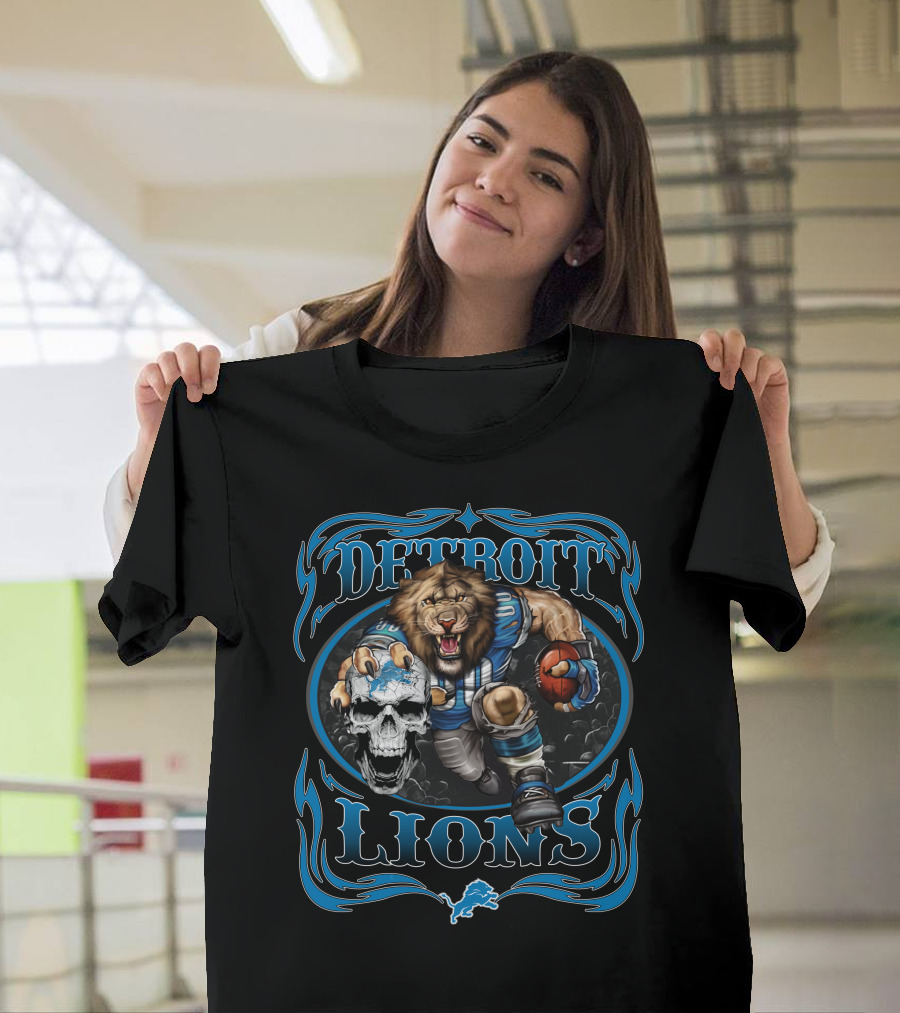 Detroit Lions Ferocious Lion Holding Skull And Football T-Shirt