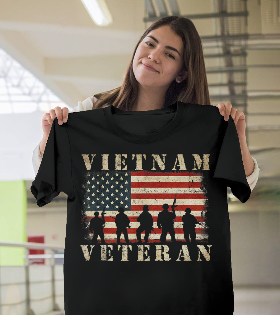 Vietnam Veteran American Flag Silhouette Soldiers T-Shirt