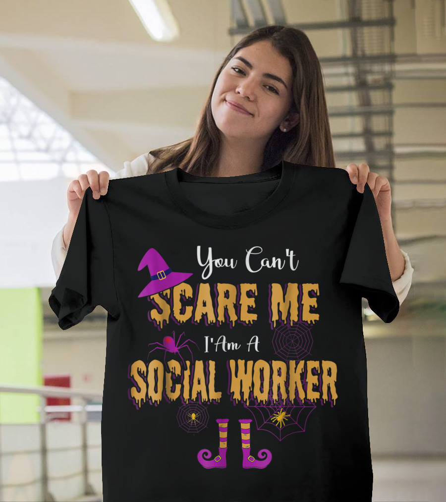 You Can't Scare Me I'm a Social Worker Halloween Witch Theme with Hat and Spider Webs T-Shirt