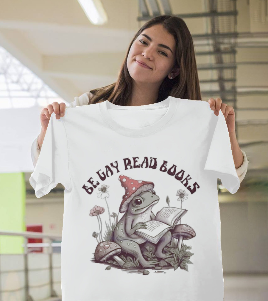 Be Gay Read Books Funny Frog With Mushroom Hat Reading in Nature T-Shirt