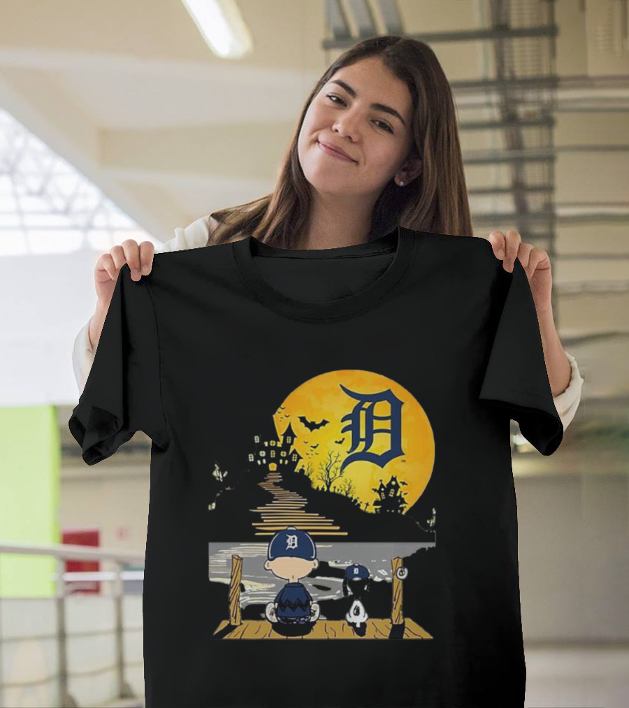 Snoopy Charlie Brown Detroit Tigers Halloween Moon Scene T-Shirt