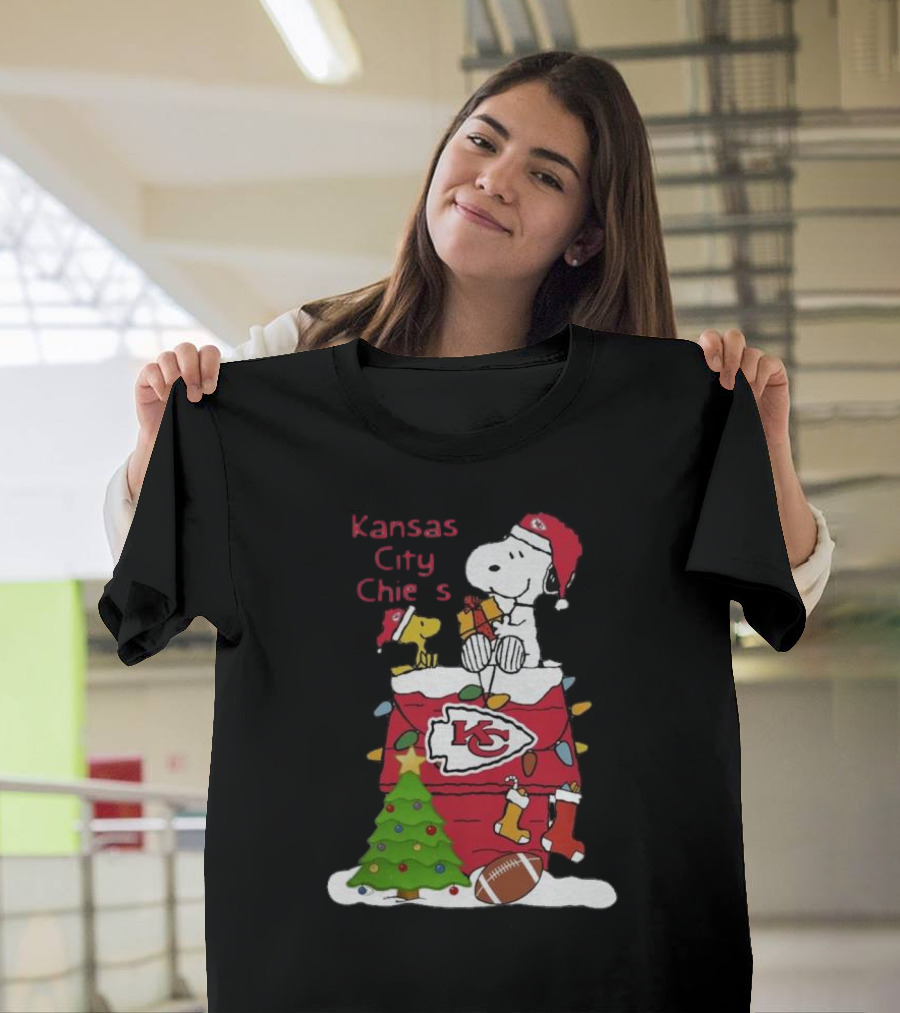 Kansas City Chiefs Christmas Snoopy And Woodstock Santa Scene T-Shirt