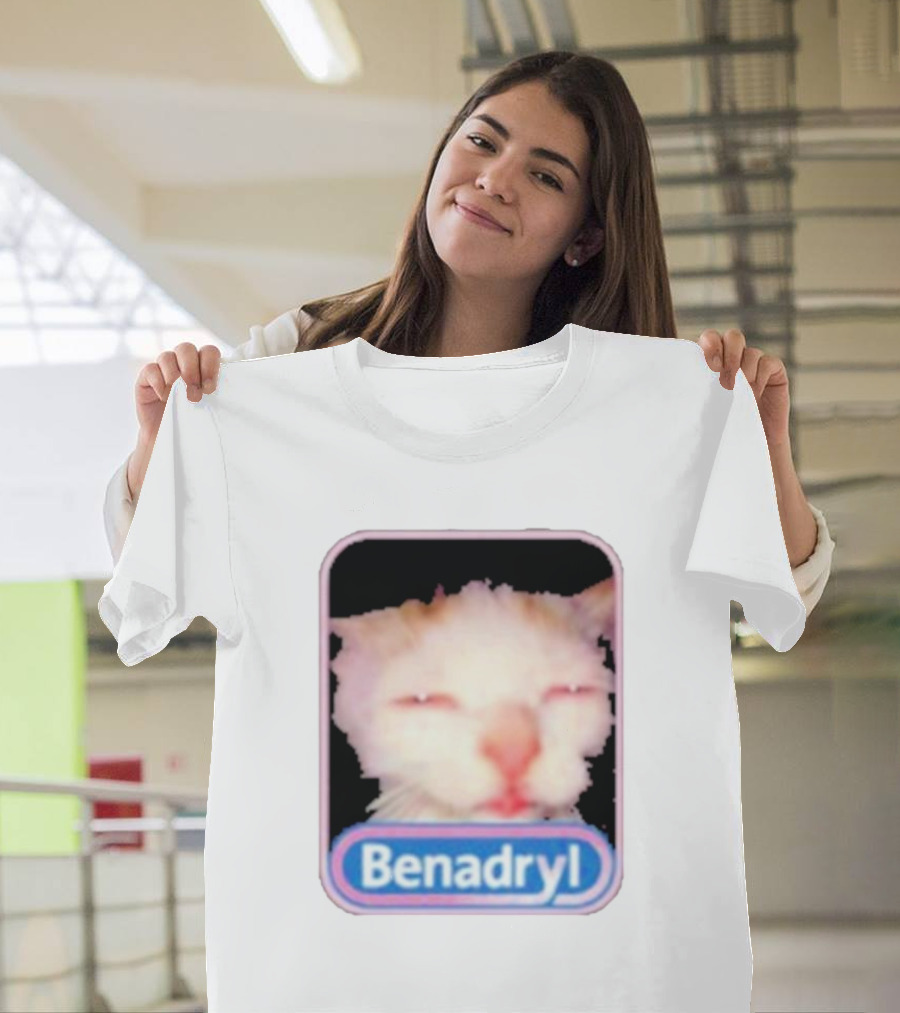 K45ink Benadryl Meme Cat Face Close-Up T-Shirt