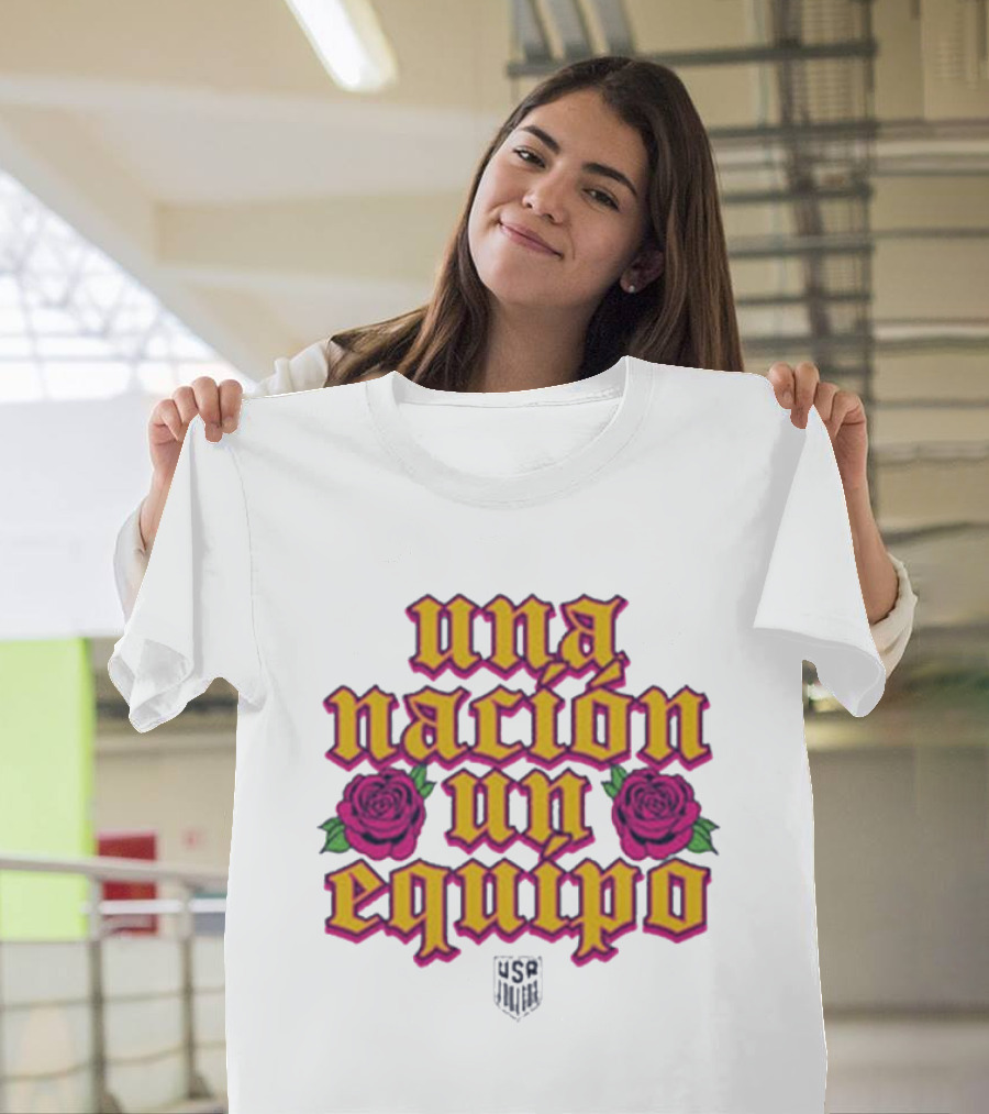 USA Hispanic Heritage Una Nación un Equipo Roses T-Shirt