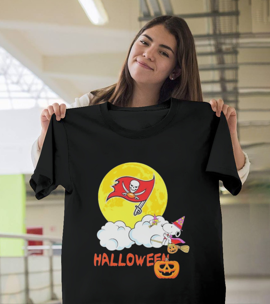 Snoopy Tampa Bay Buccaneers NFL Halloween 2024 Peanuts Moon Jack-O'-Lantern T-Shirt