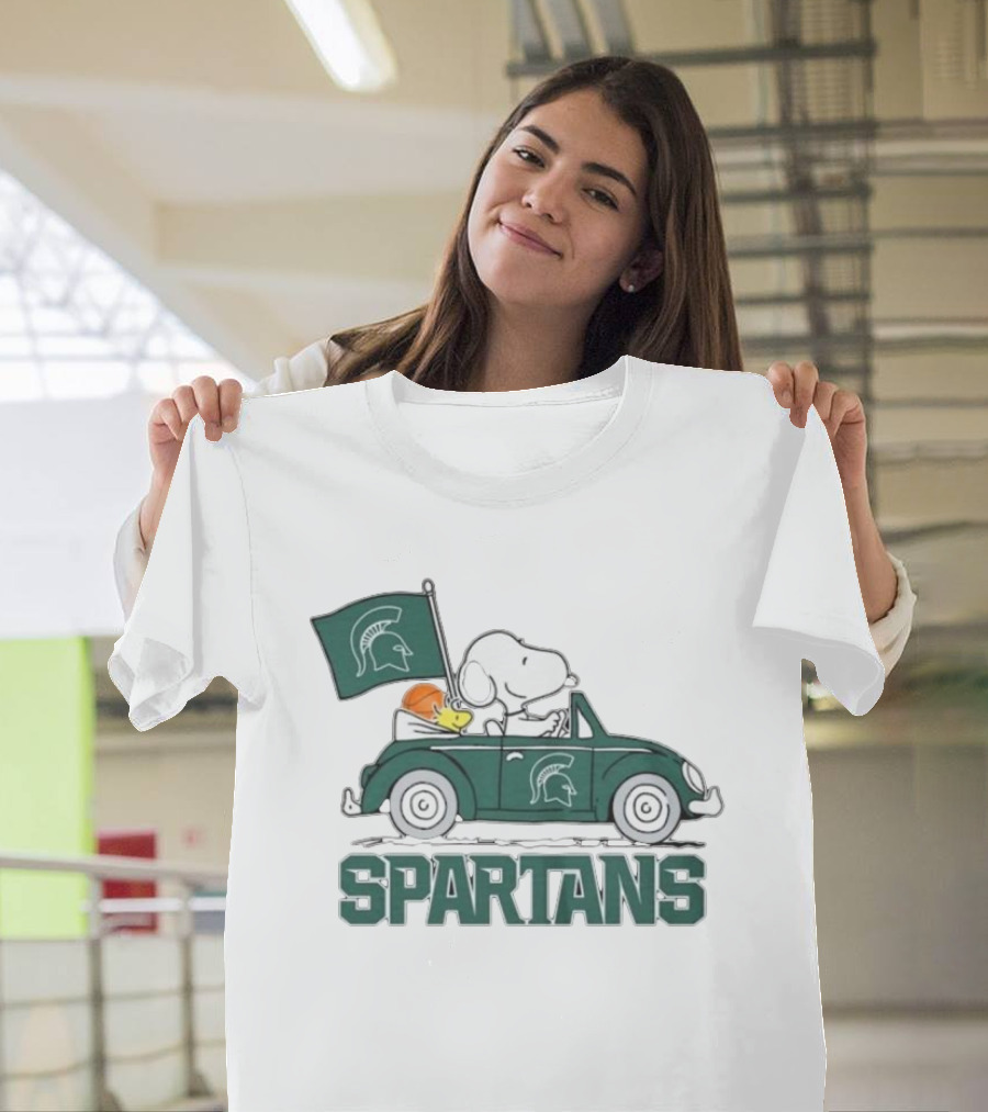 Spartans Peanuts Snoopy Woodstock Car Cartoon Sports T-Shirt