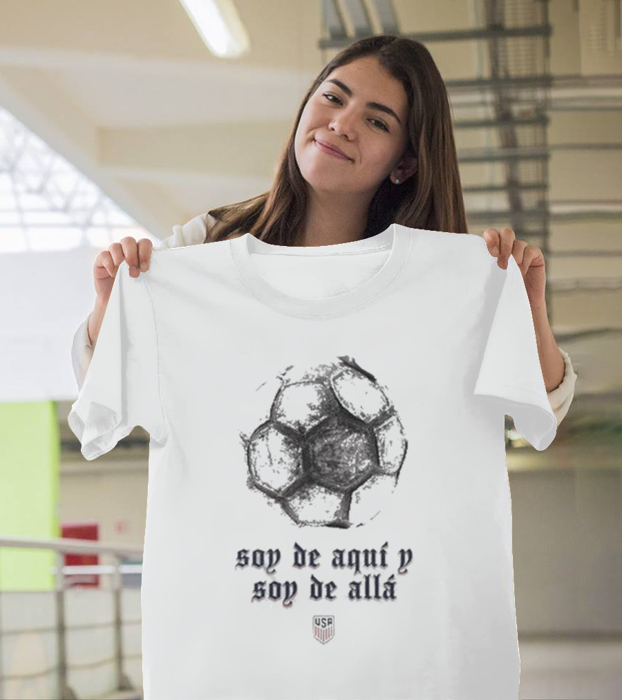 US Hispanic Heritage Una Nación un Equipo Soy de Aquí y Soy de Allá Soccer Ball USA T-Shirt