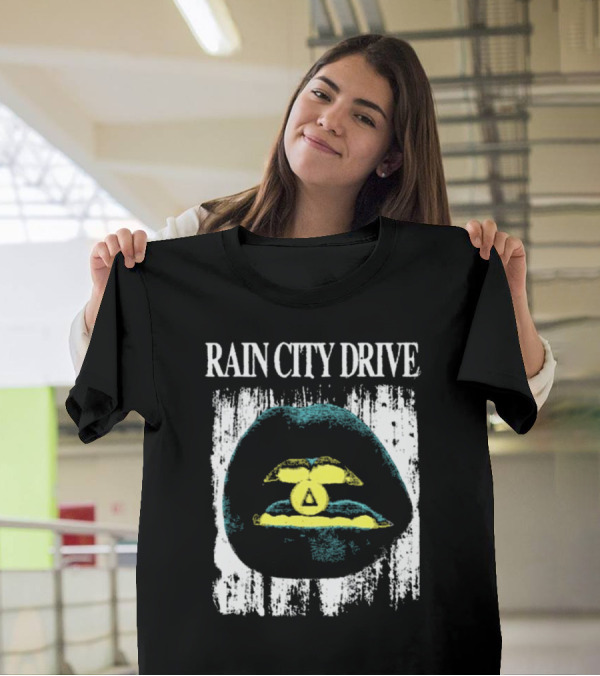 Rain City Drive Vintage Lips Grunge T-Shirt
