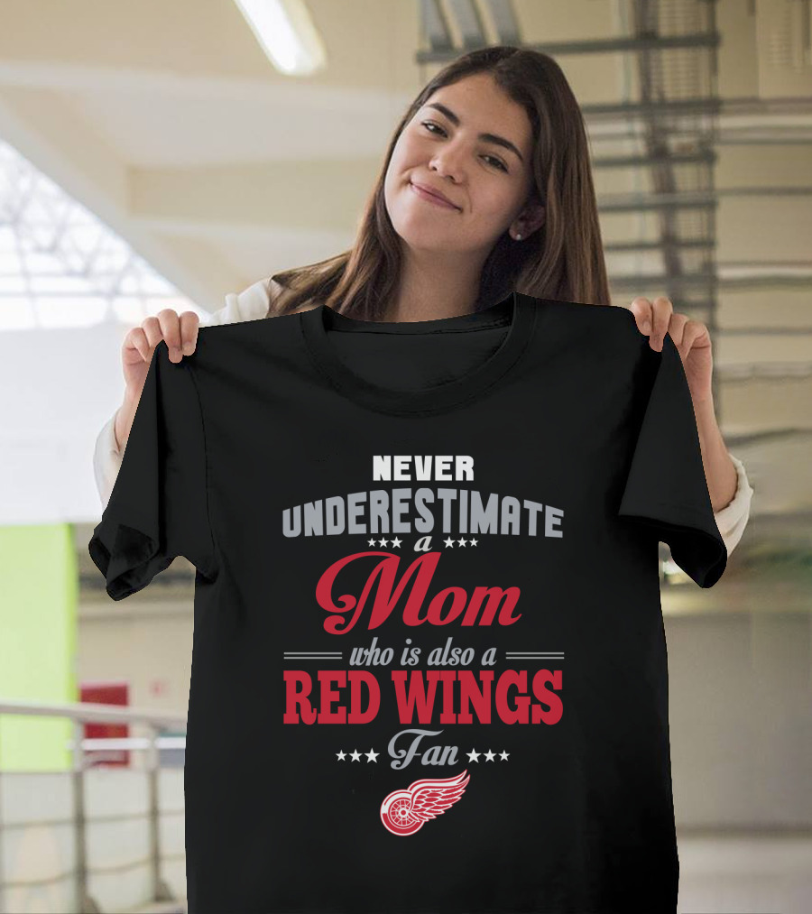 Never Underestimate A Mom Who Is Also A Red Wings Fan Detroit Red Wings T-Shirt