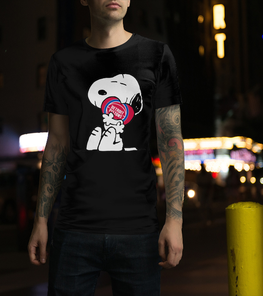 Detroit Pistons Snoopy Hugging Heart T-Shirt