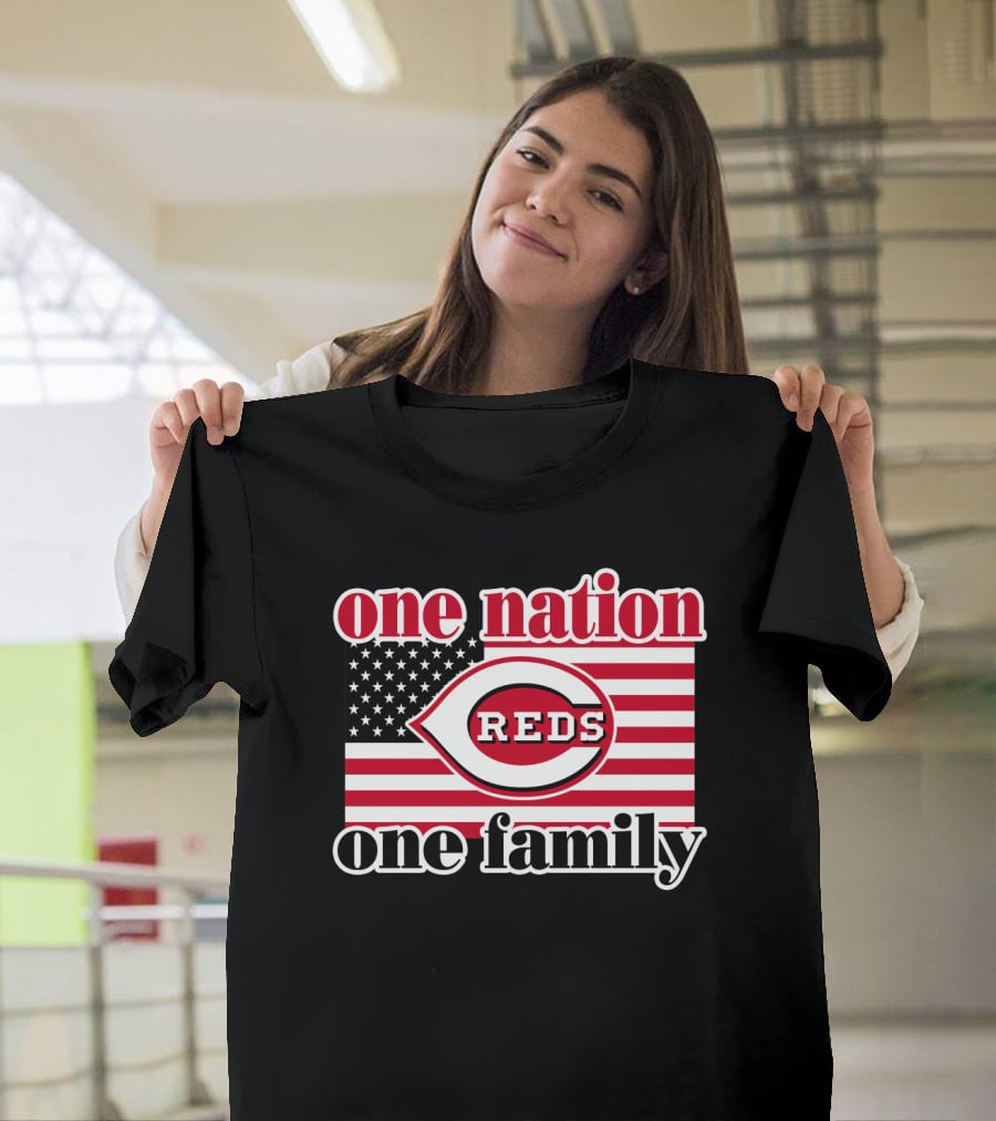 One Nation One Family Cincinnati Reds American Flag T-Shirt