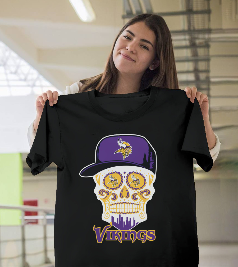 Minnesota Vikings Skull With Purple Hat And City Skyline T-Shirt