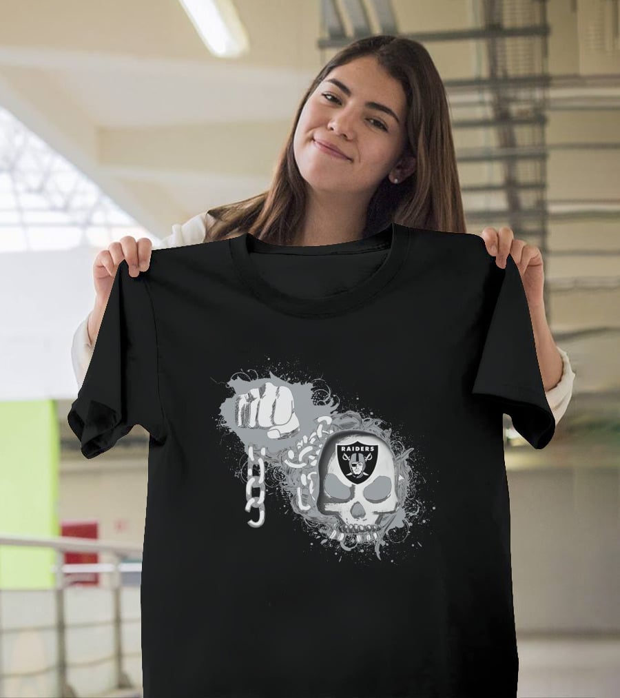 Las Vegas Raiders Skull And Fist Graphic With Chains T-Shirt
