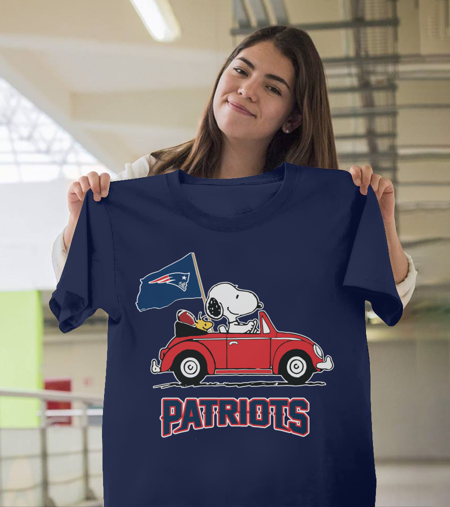 New England Patriots Snoopy Driving Classic Red Car With Flag T-Shirt