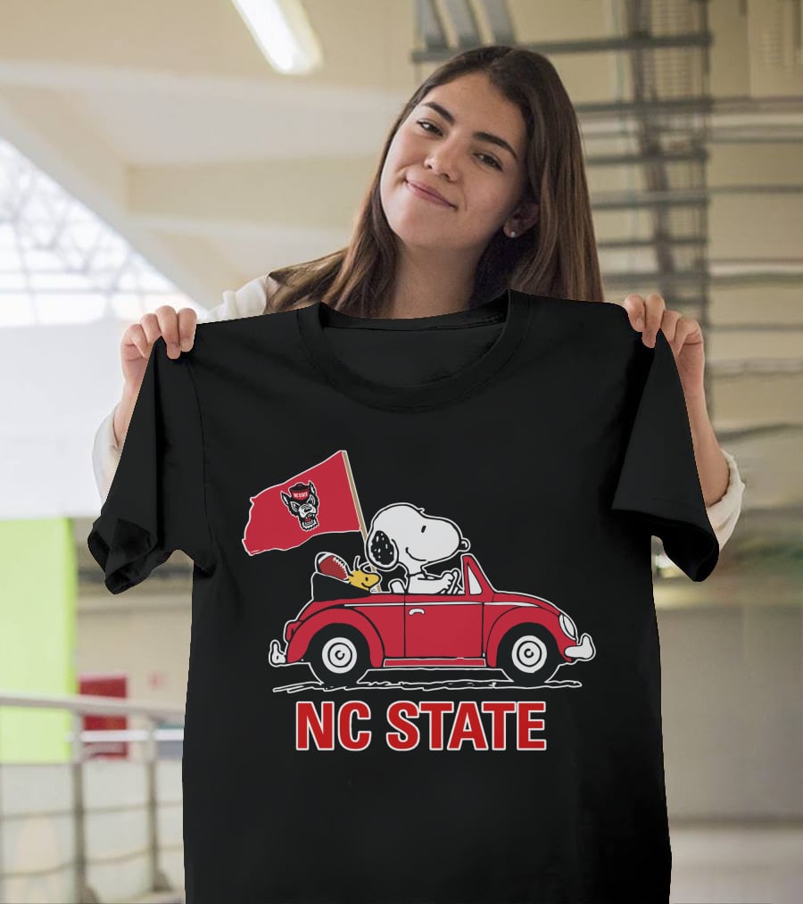 NC State Wolfpack Snoopy Red Car Football Flag T-Shirt