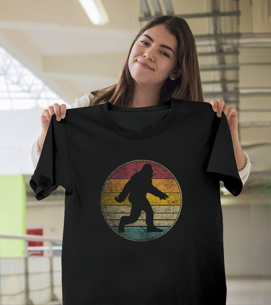Bigfoot Sasquatch Vintage Distressed Retro Style Colorful Circle T-Shirt