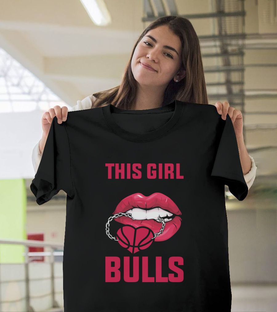 This Girl Loves Her Bulls Basketball Heart Chain Lip T-Shirt