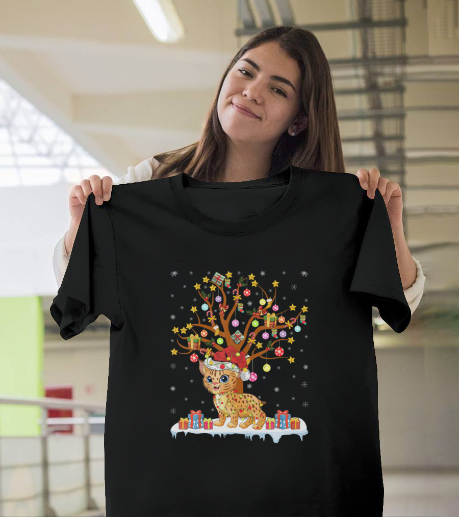 Bobcat in Santa Hat Decorating Colorful Christmas Tree with Gifts T-Shirt