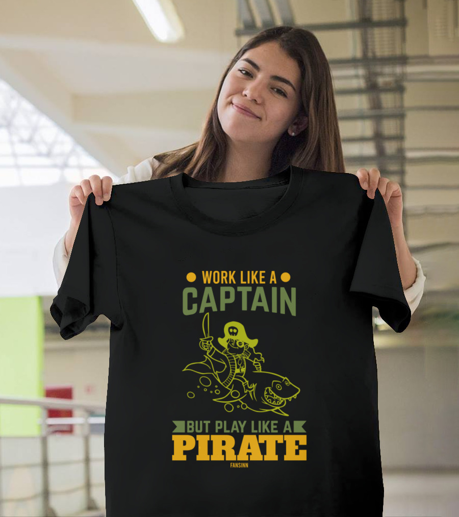 Work Like A Captain But Play Like A Pirate Fansinn T-Shirt