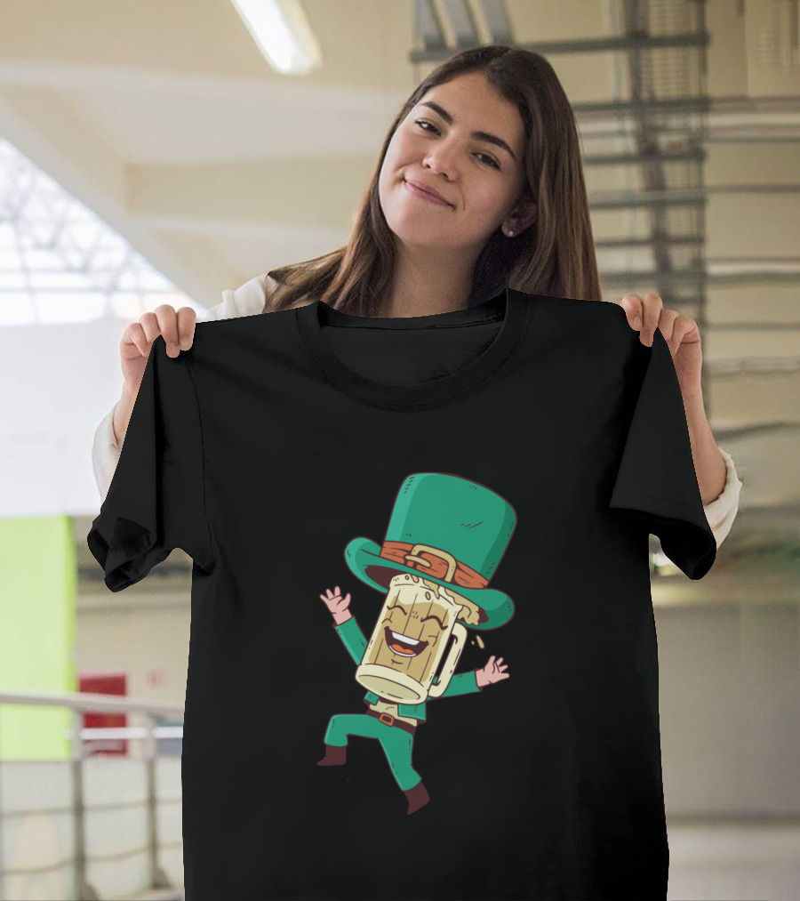 St Patricks Day Party Beer Drinker Celebrating with Giant Leprechaun Hat T-Shirt
