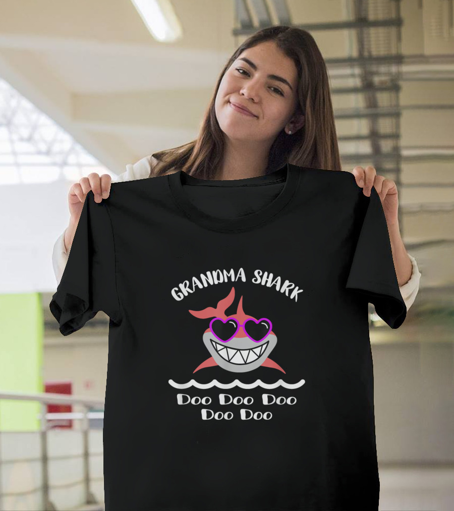 Grandma Shark Doo Doo Doo Doo Doo Heart Sunglasses T-Shirt