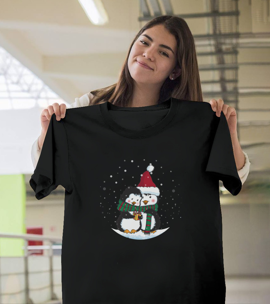Pretty Penguin Couple in Santa Hat and Scarf Celebrating Snowy Winter Holiday T-Shirt