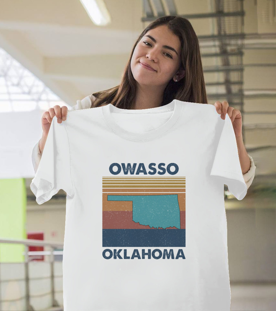 Owasso Oklahoma Retro State Map Vintage Stripes T-Shirt